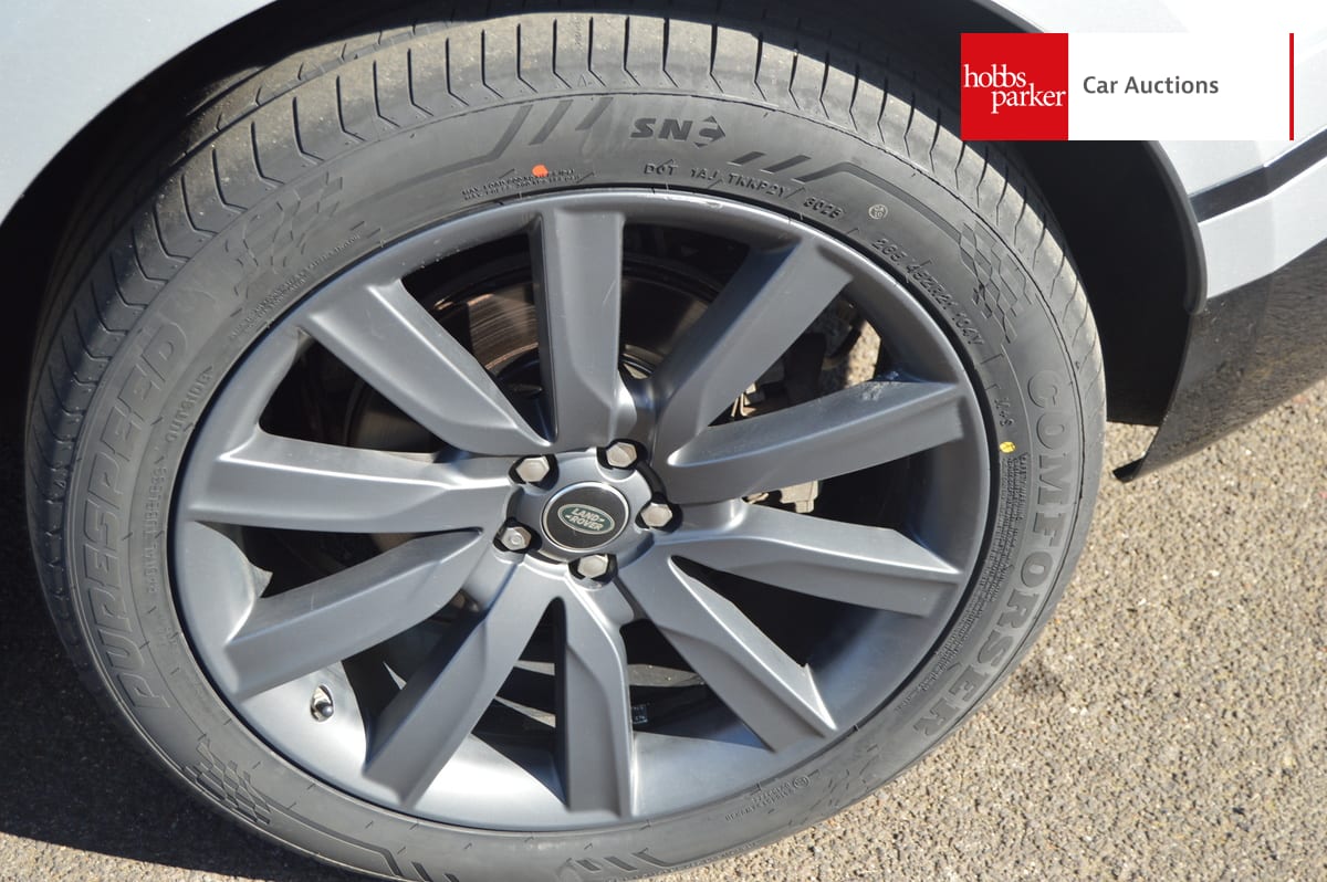 LAND ROVER RANGE ROVER VELAR R-DYN HSE D240 A image 10