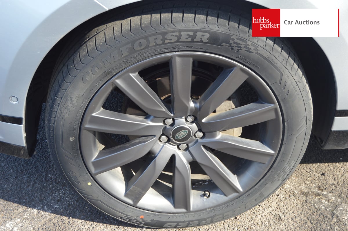 LAND ROVER RANGE ROVER VELAR R-DYN HSE D240 A image 9