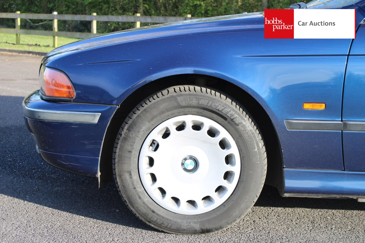 BMW 520I AUTO image 10