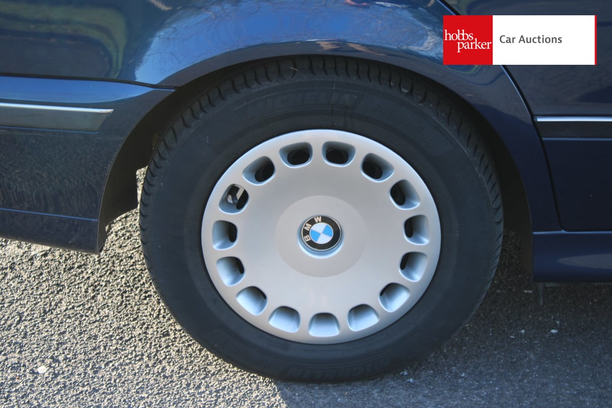 BMW 520I AUTO image 14