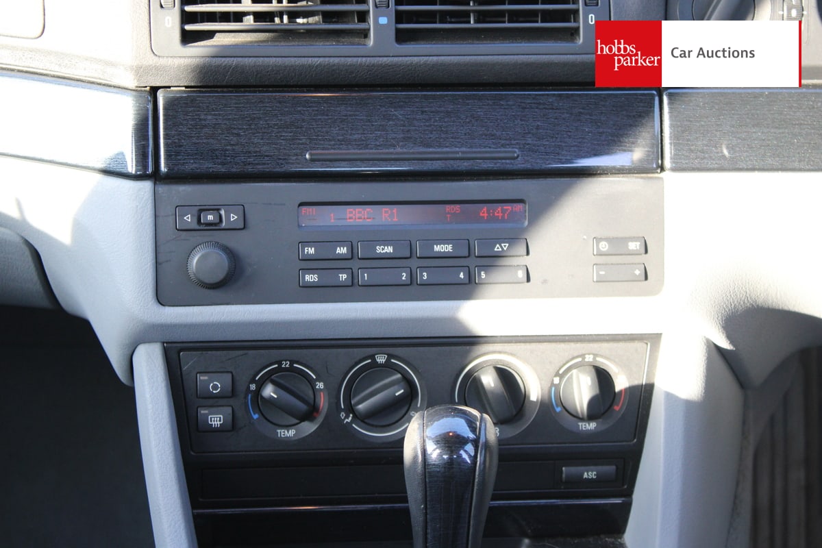 BMW 520I AUTO image 21