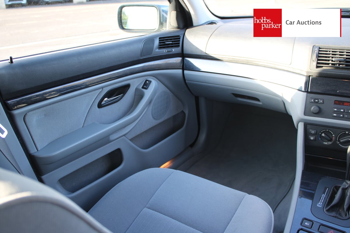 BMW 520I AUTO image 24