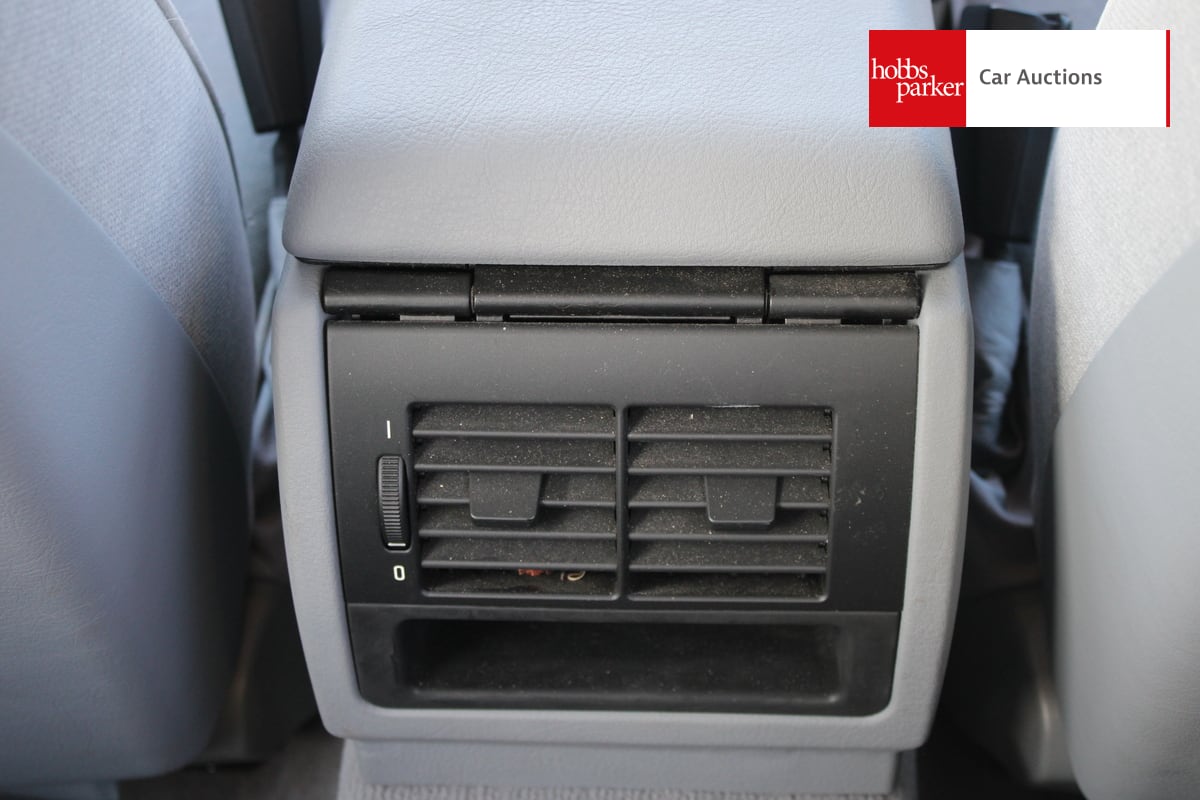 BMW 520I AUTO image 25