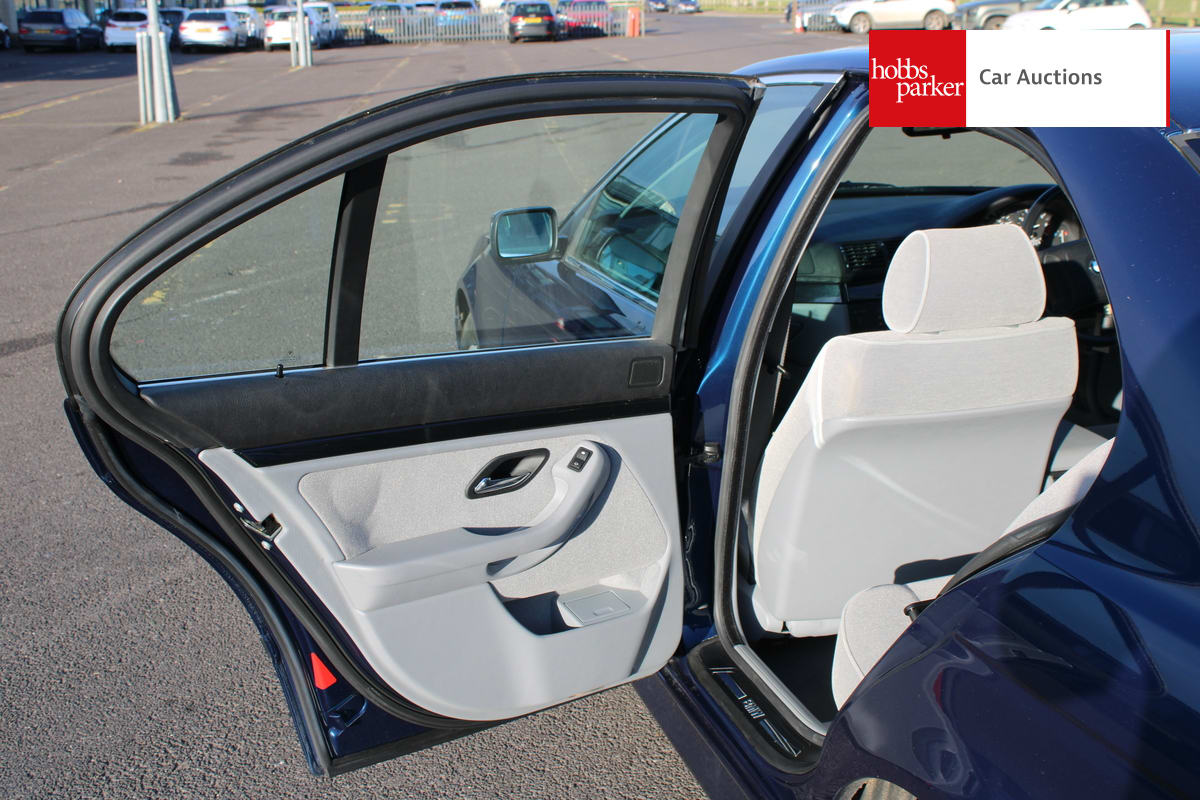 BMW 520I AUTO image 34