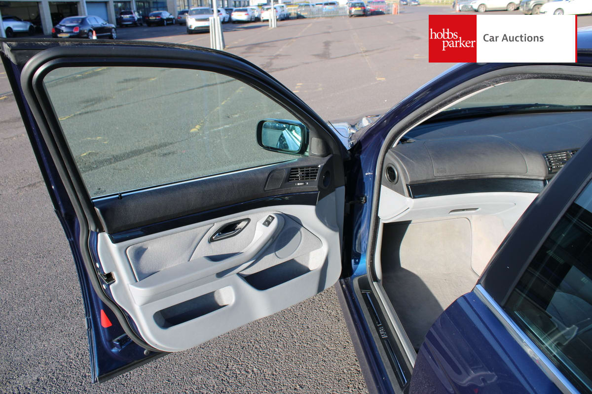 BMW 520I AUTO image 36