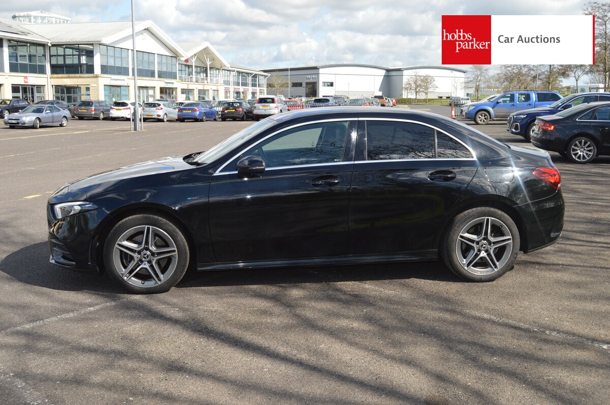 MERCEDES-BENZ A 250 AMG LINE E AUTO image 6