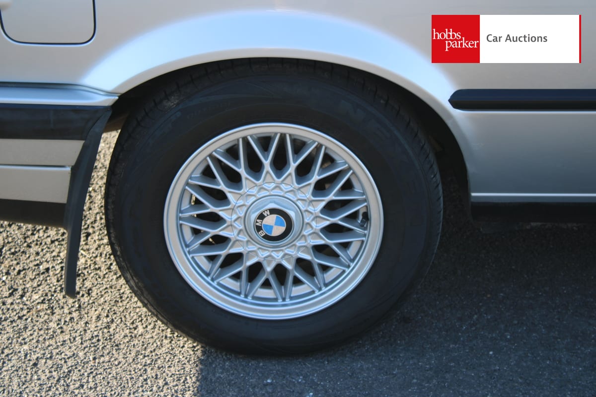 BMW 325I SE AUTO image 13