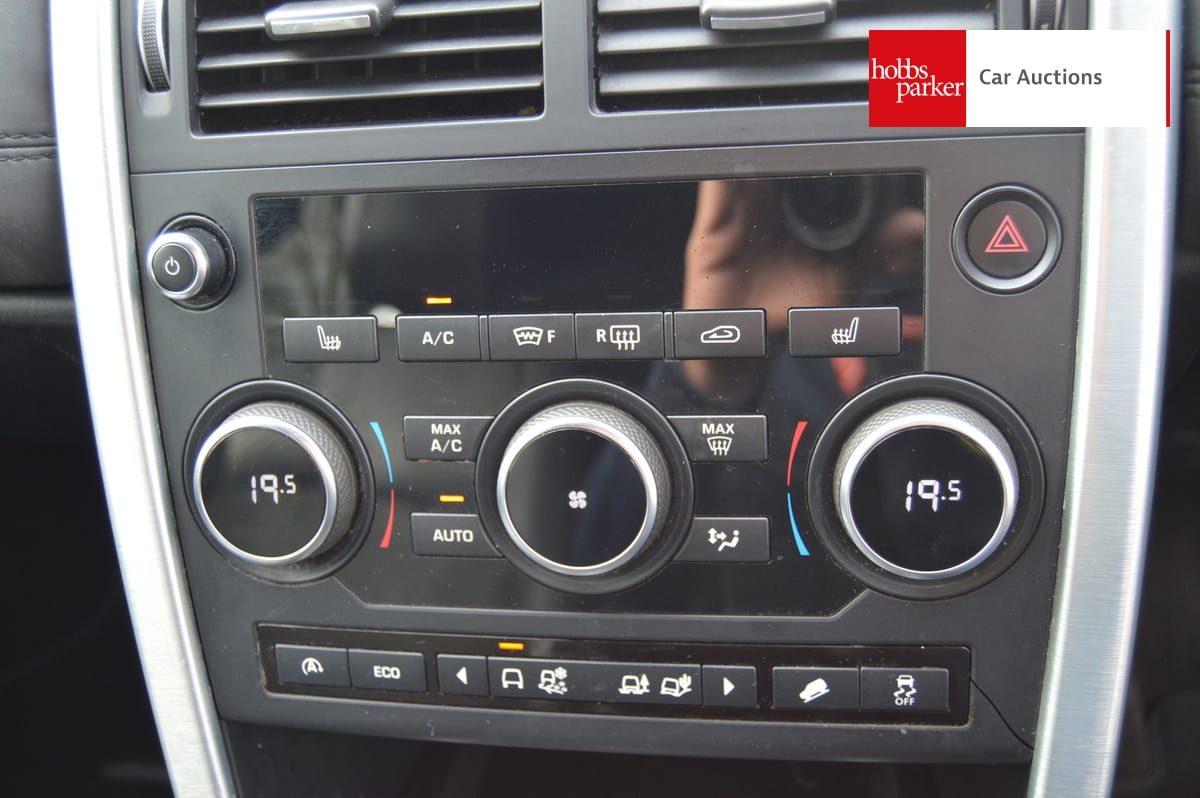 LAND ROVER DISCOVERY SPORT SE TECH TD4 A image 19