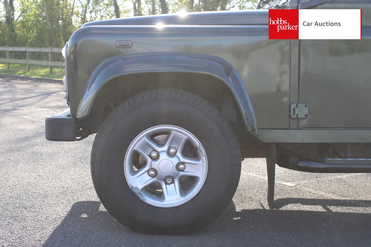 LAND ROVER DEFENDER 110 TD5 XS image 10