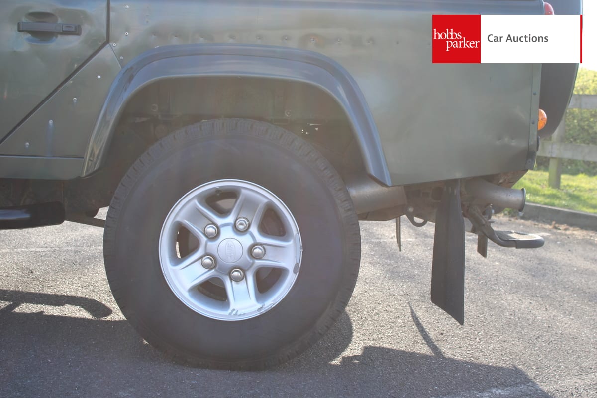 LAND ROVER DEFENDER 110 TD5 XS image 11