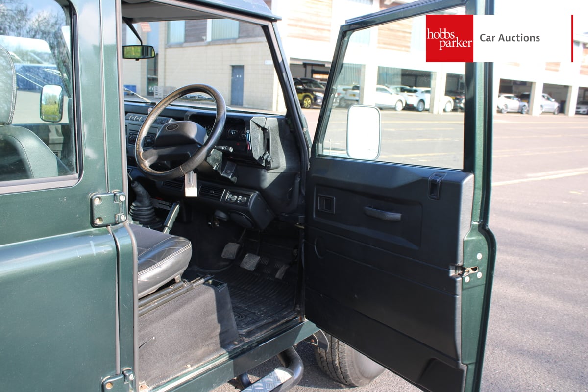 LAND ROVER DEFENDER 110 TD5 XS image 16