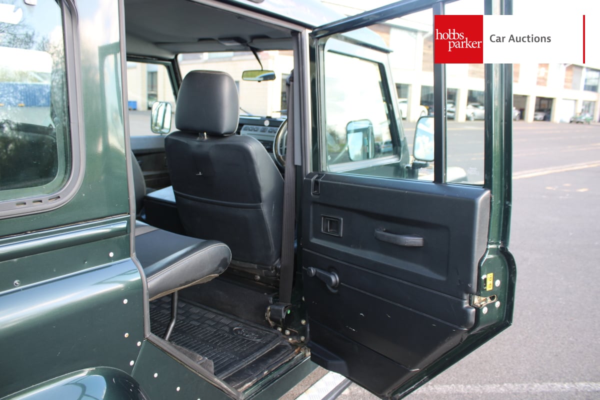 LAND ROVER DEFENDER 110 TD5 XS image 18