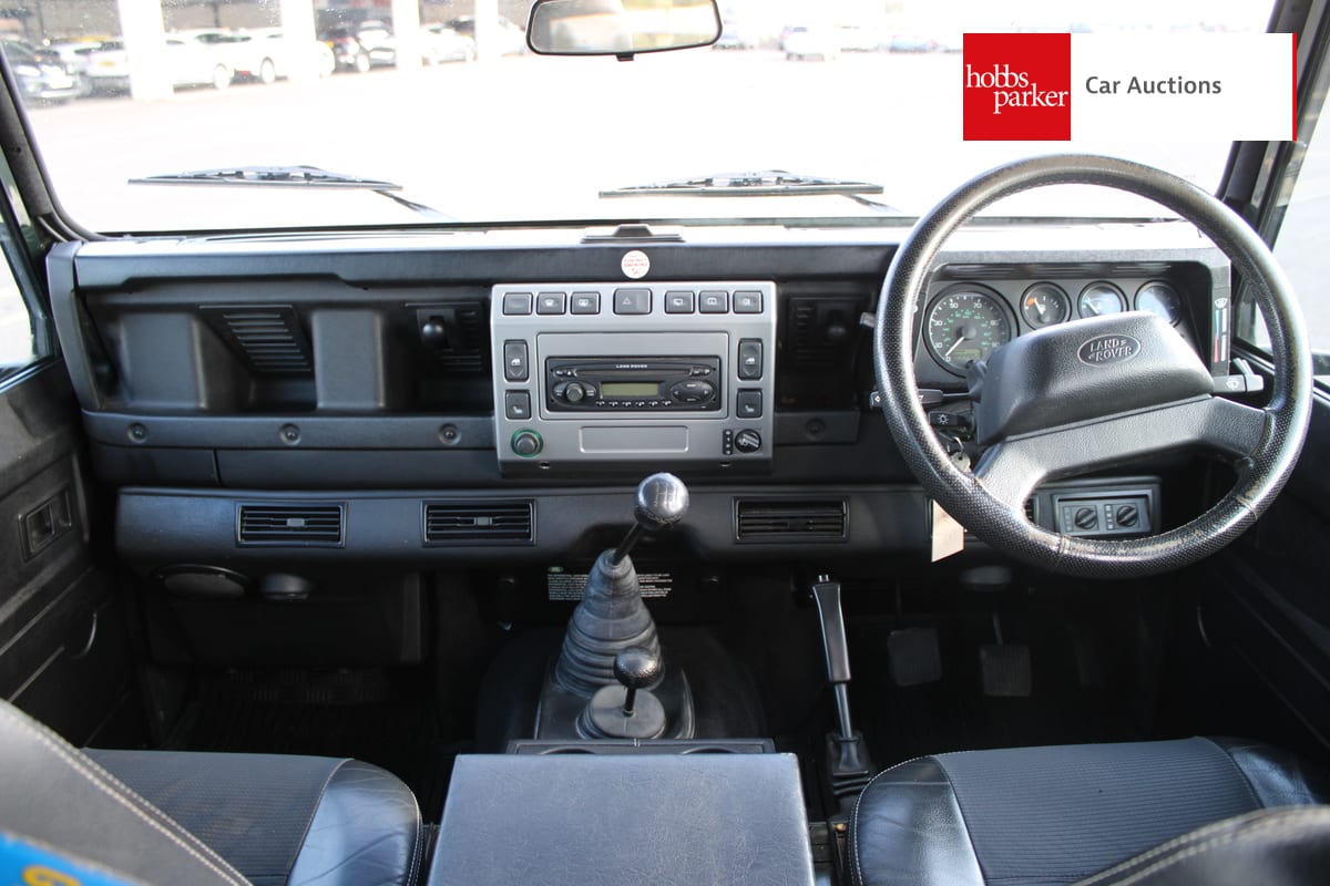 LAND ROVER DEFENDER 110 TD5 XS image 19