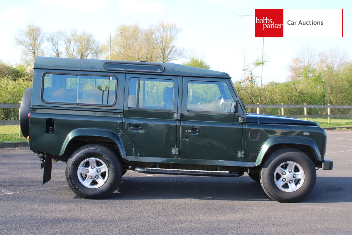 LAND ROVER DEFENDER 110 TD5 XS image 2
