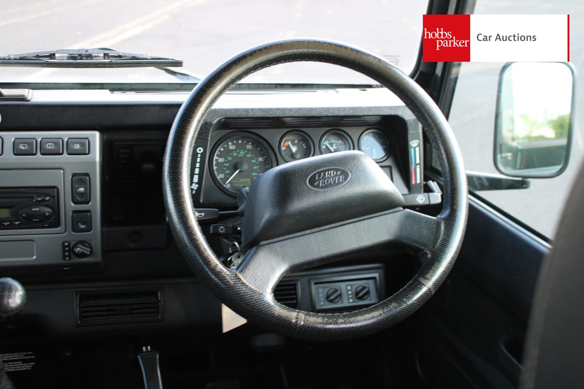 LAND ROVER DEFENDER 110 TD5 XS image 20