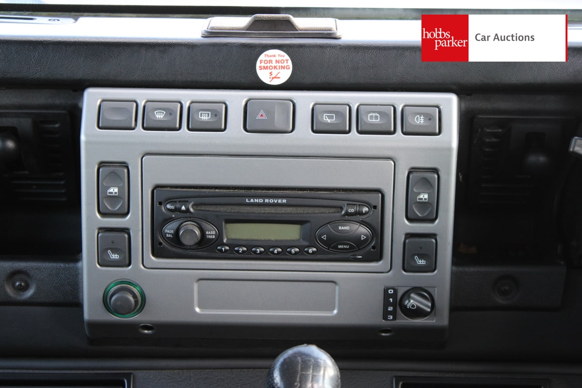 LAND ROVER DEFENDER 110 TD5 XS image 21