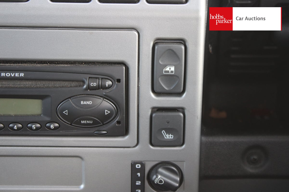 LAND ROVER DEFENDER 110 TD5 XS image 24