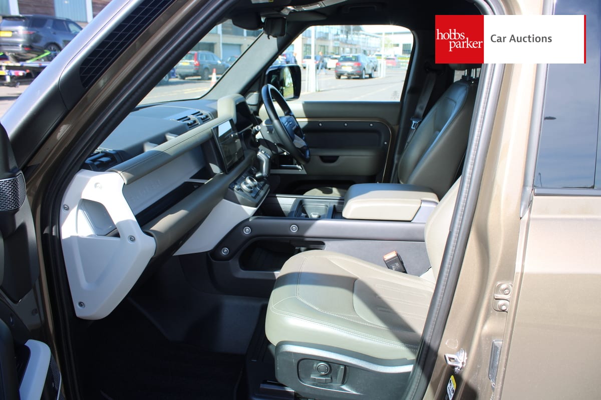 LAND ROVER DEFENDER HSE D MHEV AUTO image 13