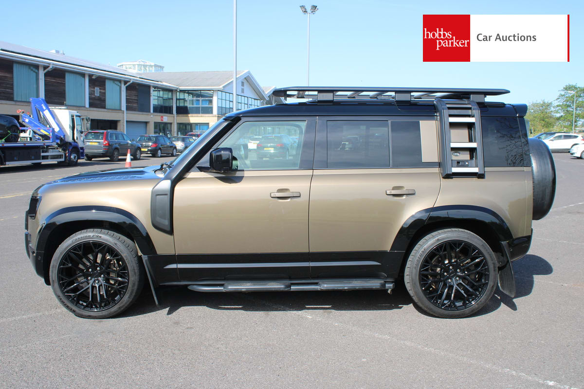 LAND ROVER DEFENDER HSE D MHEV AUTO image 6
