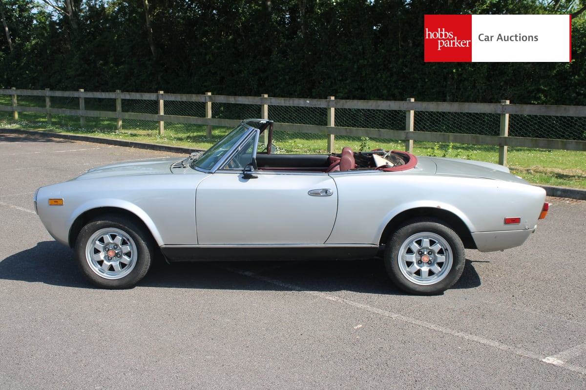 FIAT 124 SPIDER LHD image 2