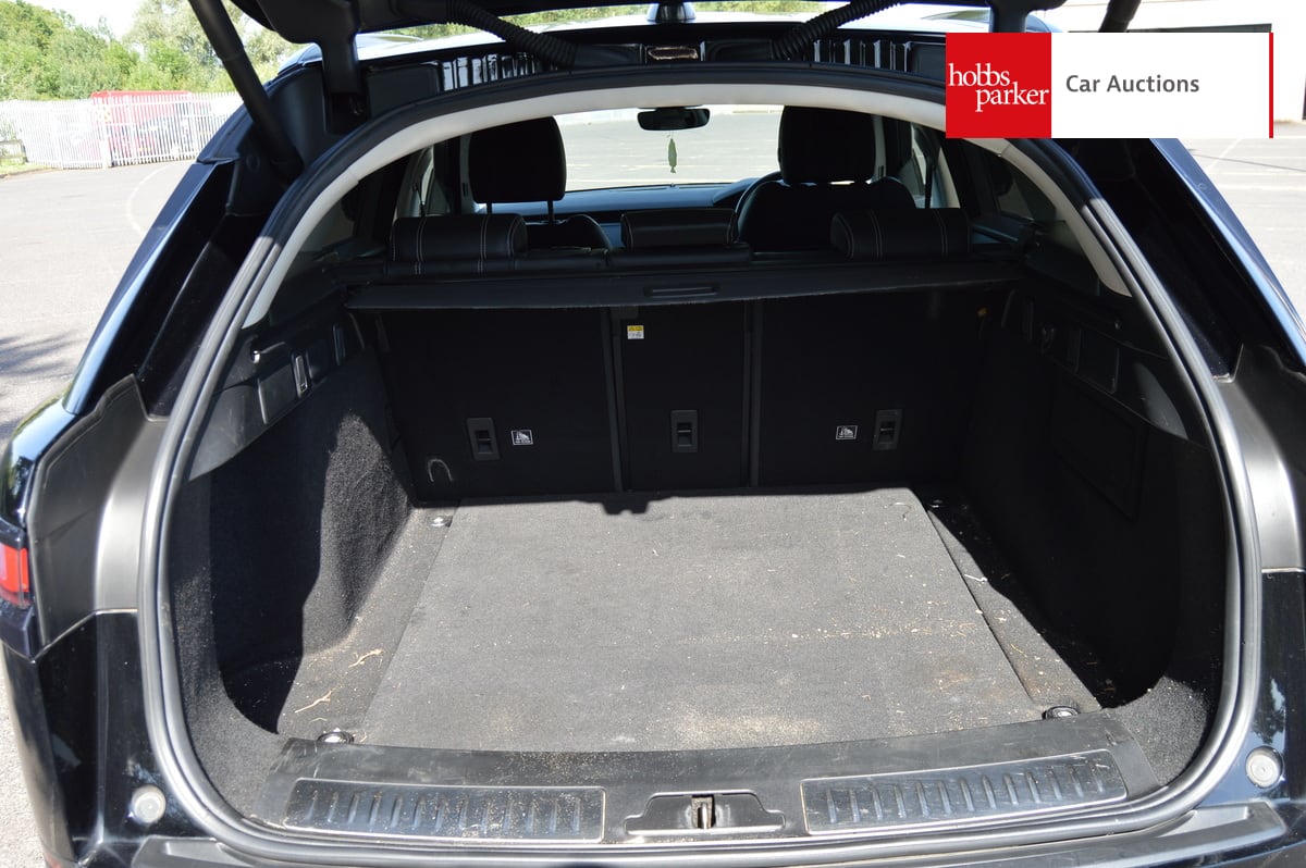 LAND ROVER RANGE ROVER VELAR S D180 AUTO image 15