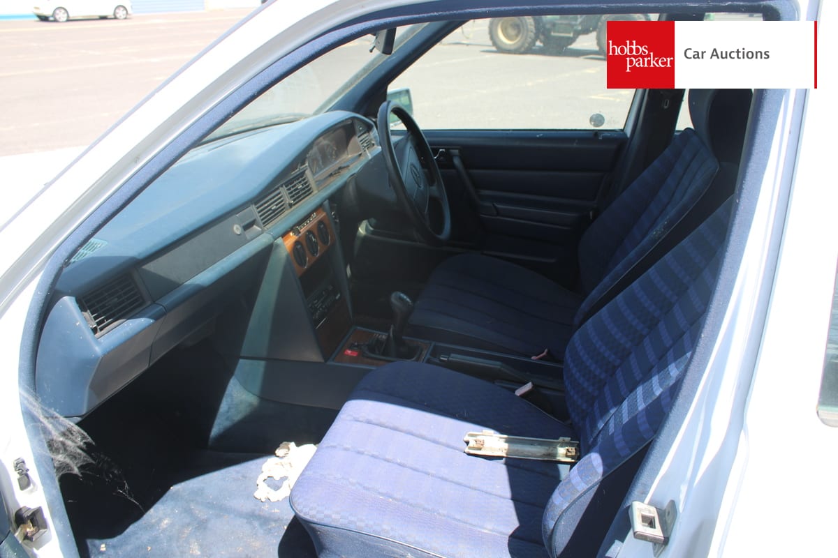 MERCEDES 190E image 13