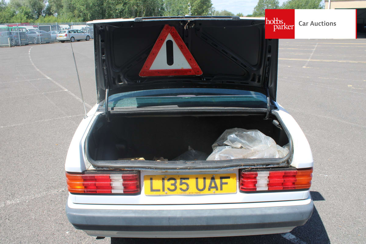 MERCEDES 190E image 18