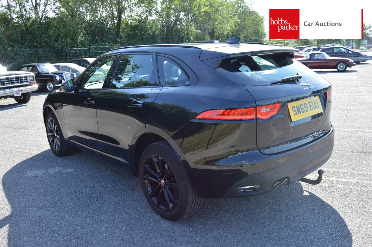 JAGUAR F-PACE CHEQUERED FLAG AWD image 5