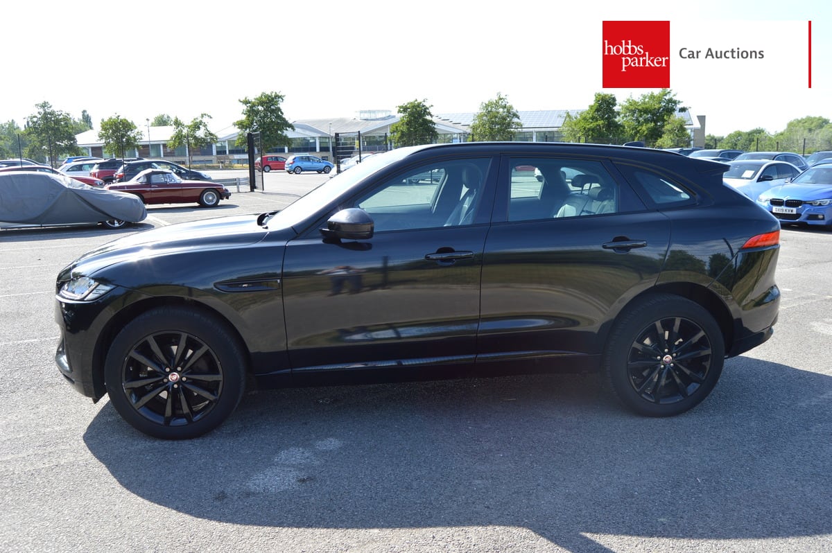 JAGUAR F-PACE CHEQUERED FLAG AWD image 6