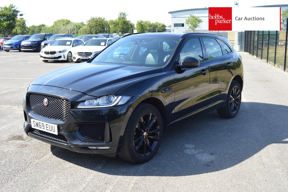 JAGUAR F-PACE CHEQUERED FLAG AWD image 7