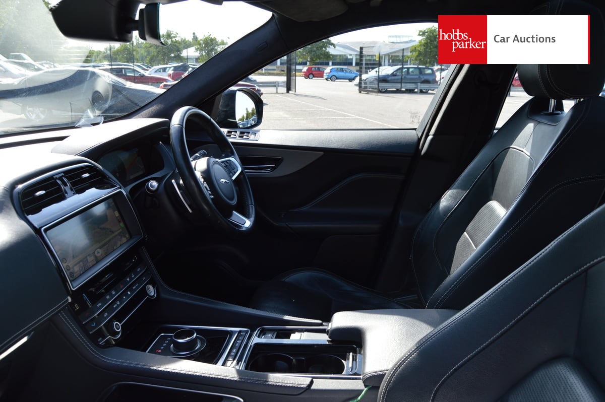 JAGUAR F-PACE CHEQUERED FLAG AWD image 13
