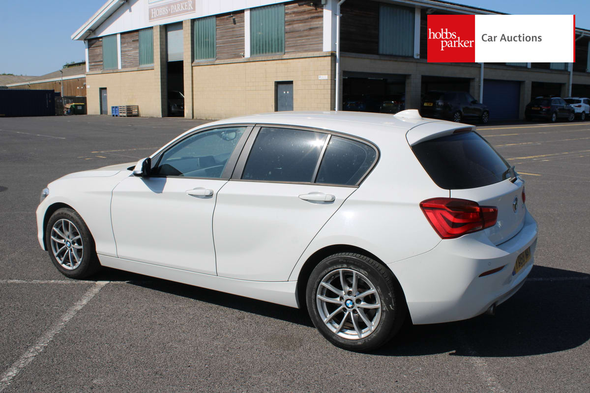 BMW 118I SE BUSINESS AUTO image 5