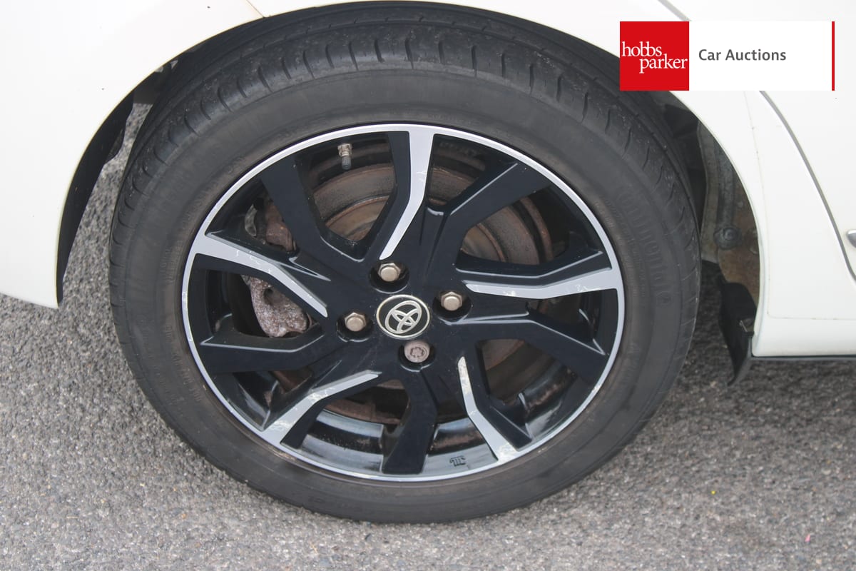 TOYOTA YARIS DESIGN HYBRID VVT-I image 10