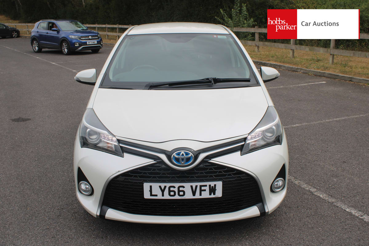 TOYOTA YARIS DESIGN HYBRID VVT-I image 8