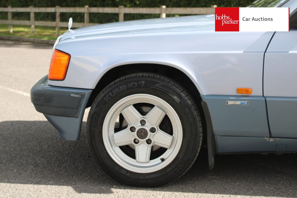 MERCEDES 190E AUTO image 10