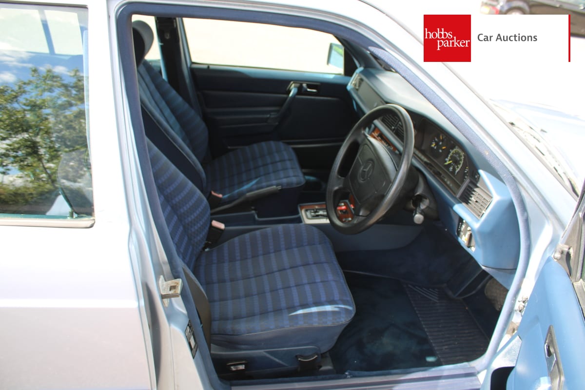 MERCEDES 190E AUTO image 15