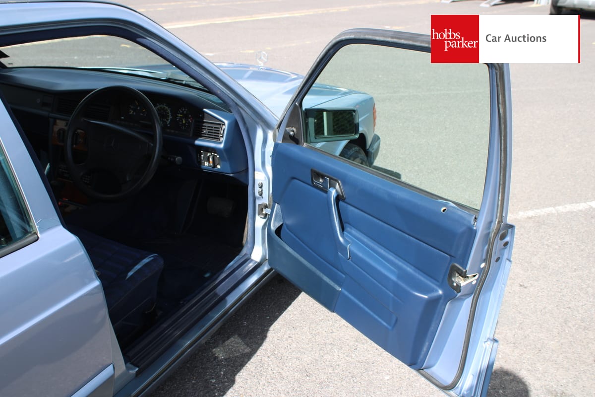 MERCEDES 190E AUTO image 16