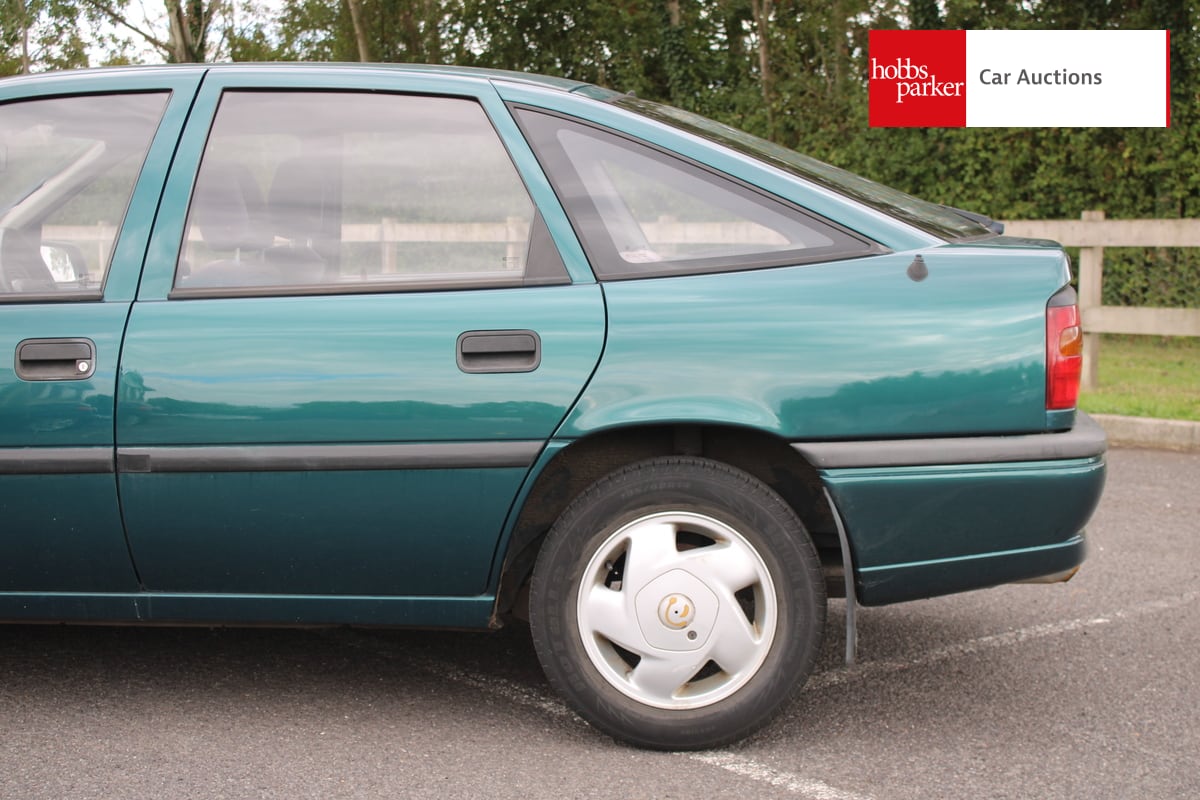 VAUXHALL CAVALIER LS 1.8 image 10