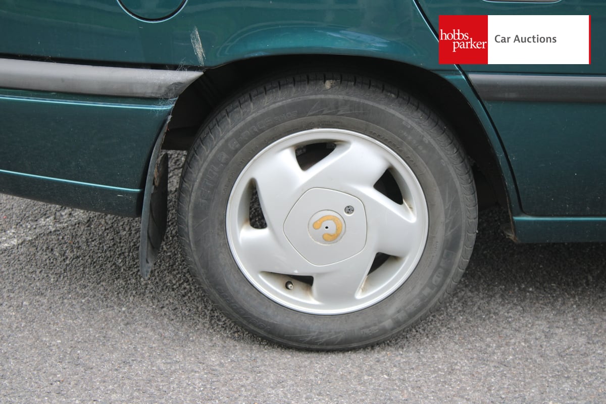 VAUXHALL CAVALIER LS 1.8 image 12
