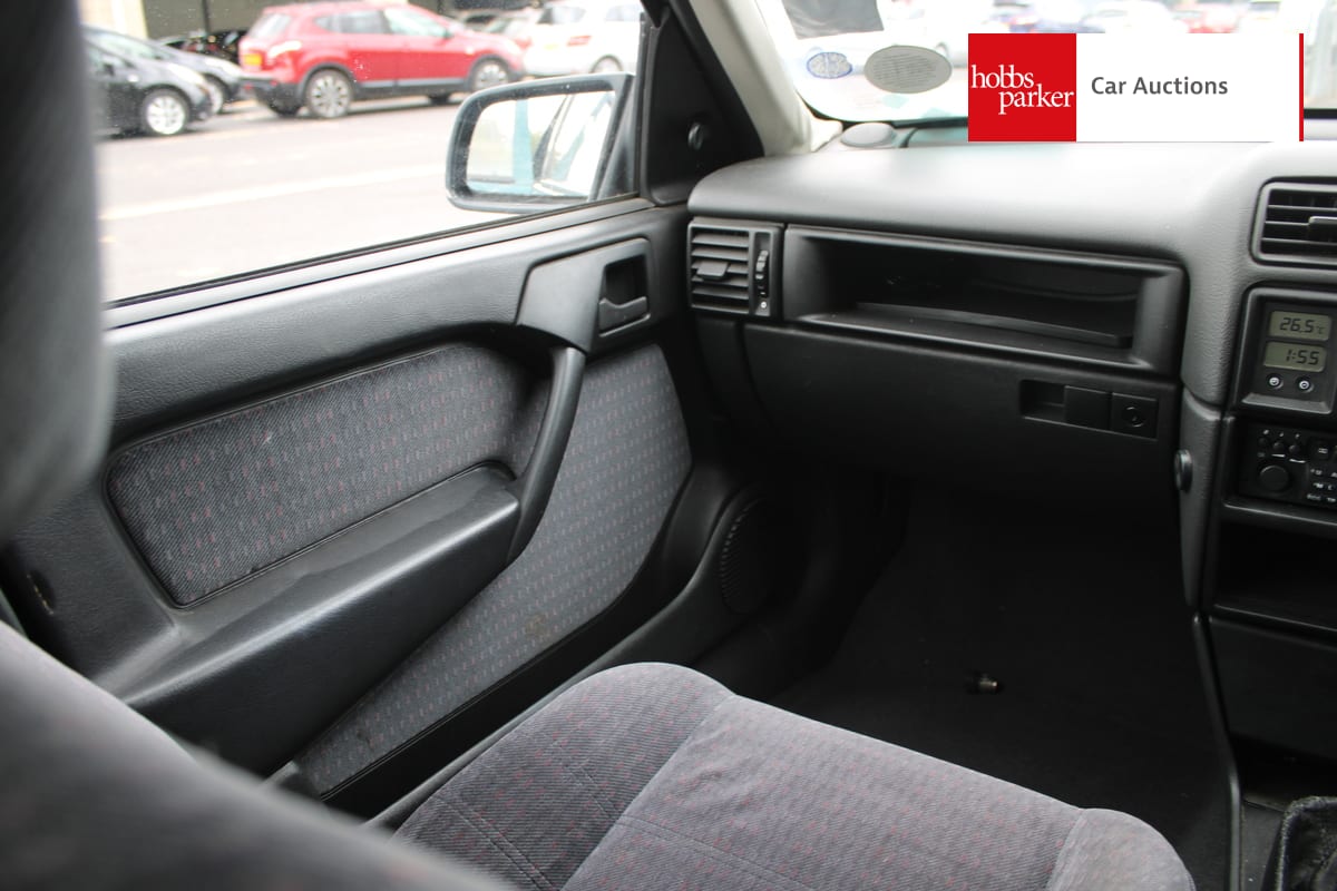 VAUXHALL CAVALIER LS 1.8 image 24