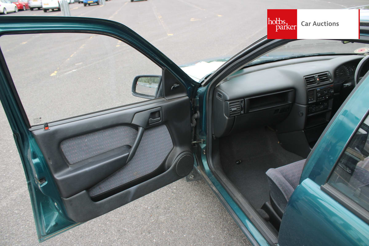 VAUXHALL CAVALIER LS 1.8 image 26
