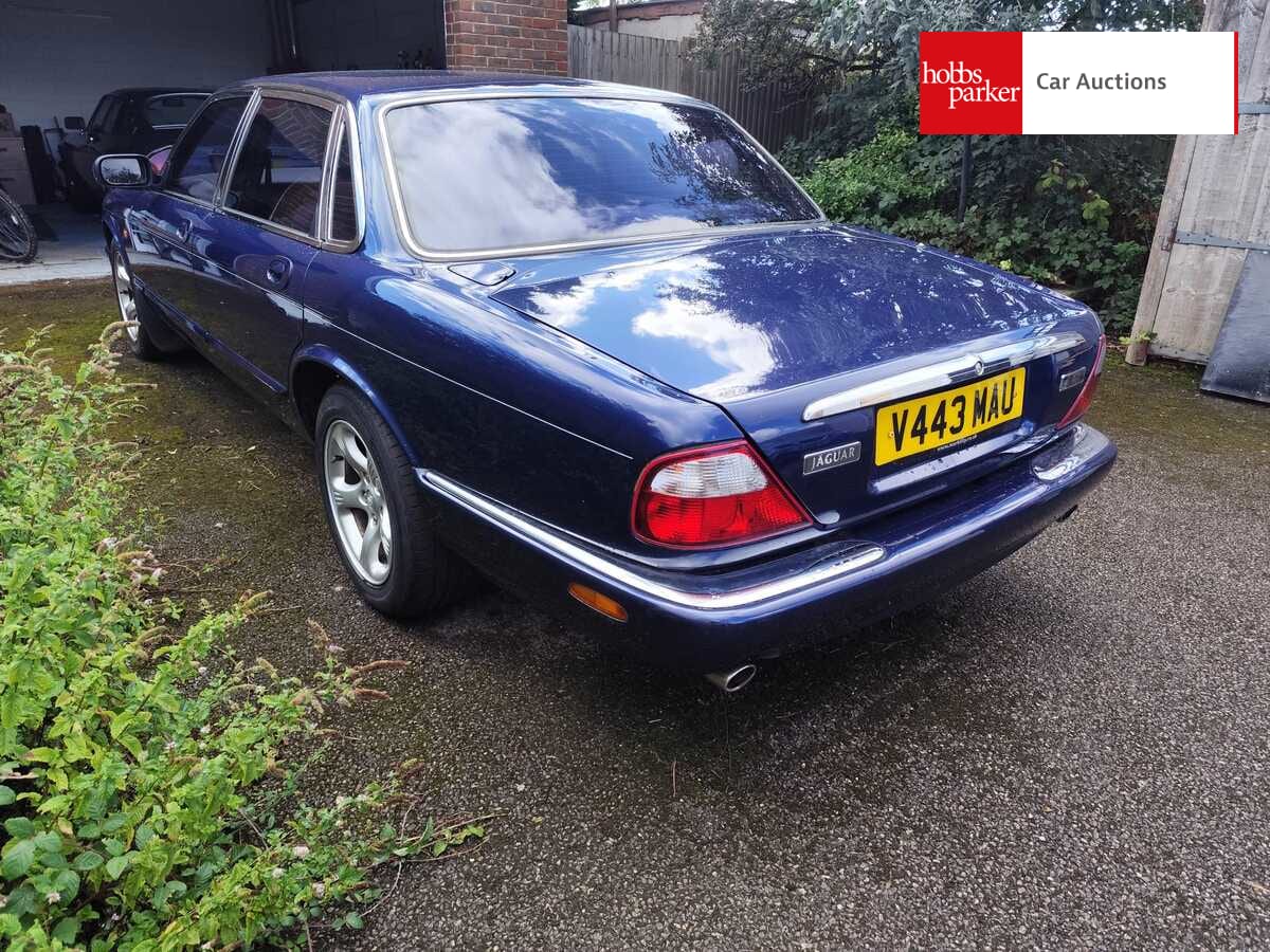 JAGUAR XJ8 AUTO image 8