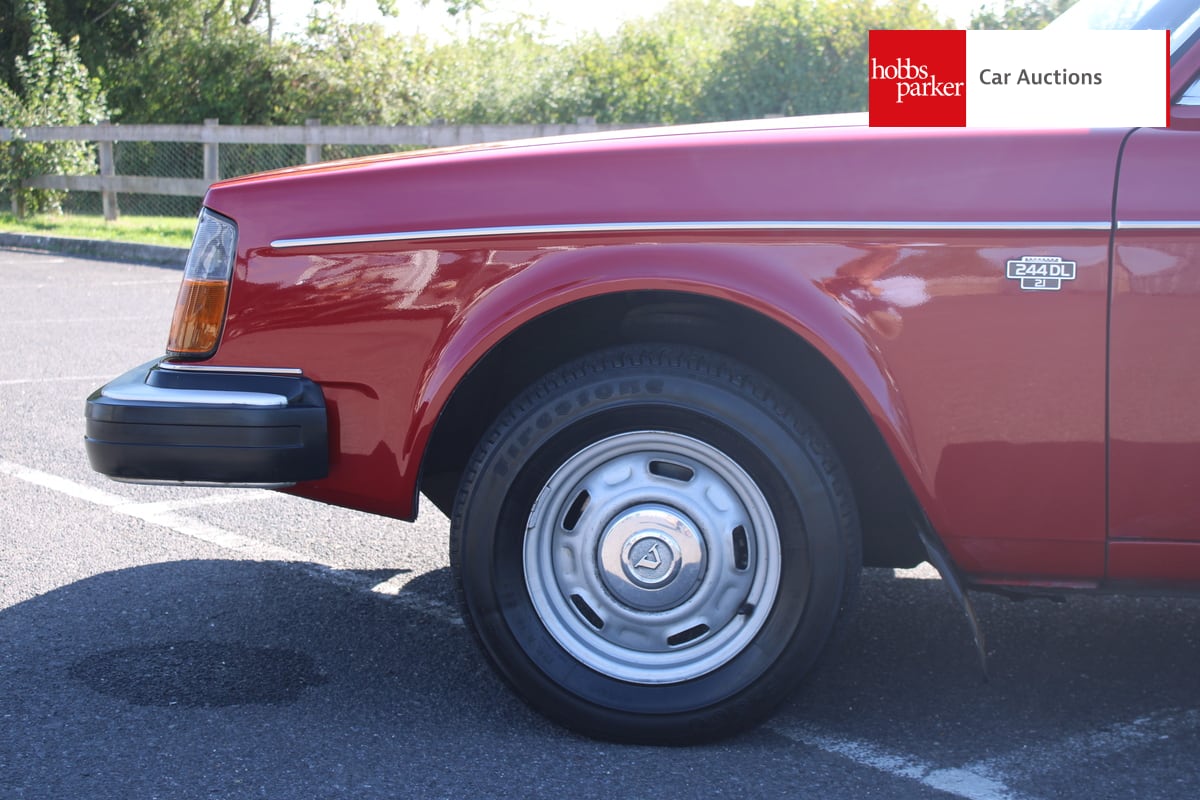 VOLVO 244 DL image 10