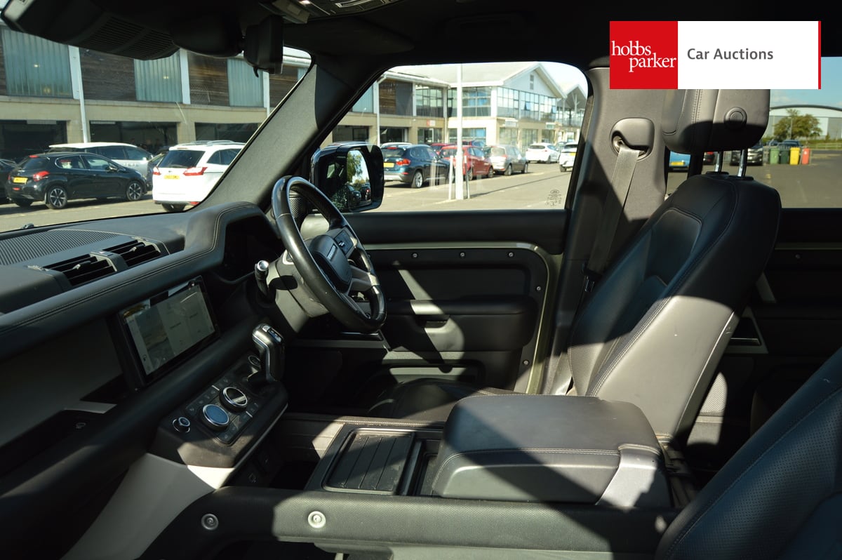 LAND ROVER DEFENDER X-DYNAMIC HSE PH image 15