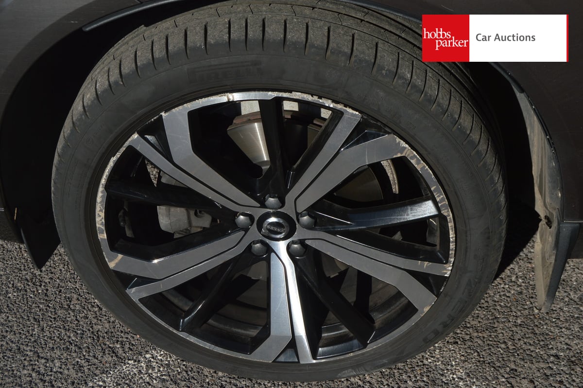 VOLVO XC60 R-DESIGN B5 MHEV AWD image 10