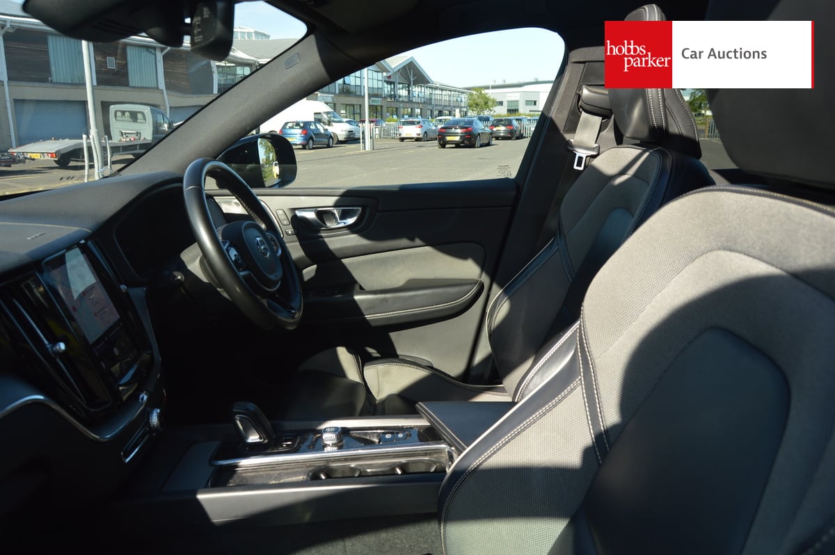 VOLVO XC60 R-DESIGN B5 MHEV AWD image 14