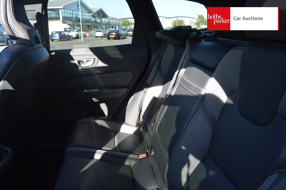 VOLVO XC60 R-DESIGN B5 MHEV AWD image 15