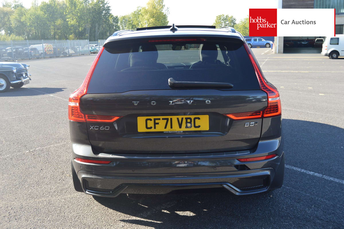 VOLVO XC60 R-DESIGN B5 MHEV AWD image 5