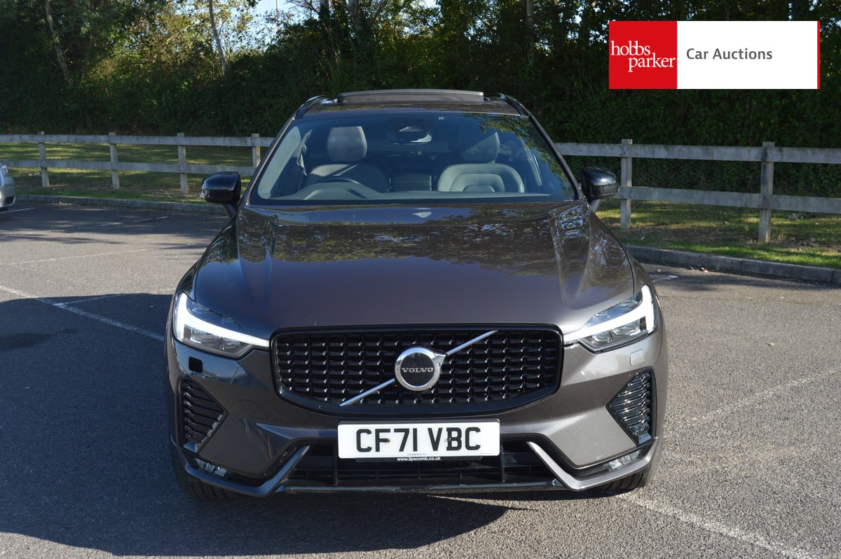 VOLVO XC60 R-DESIGN B5 MHEV AWD image 9