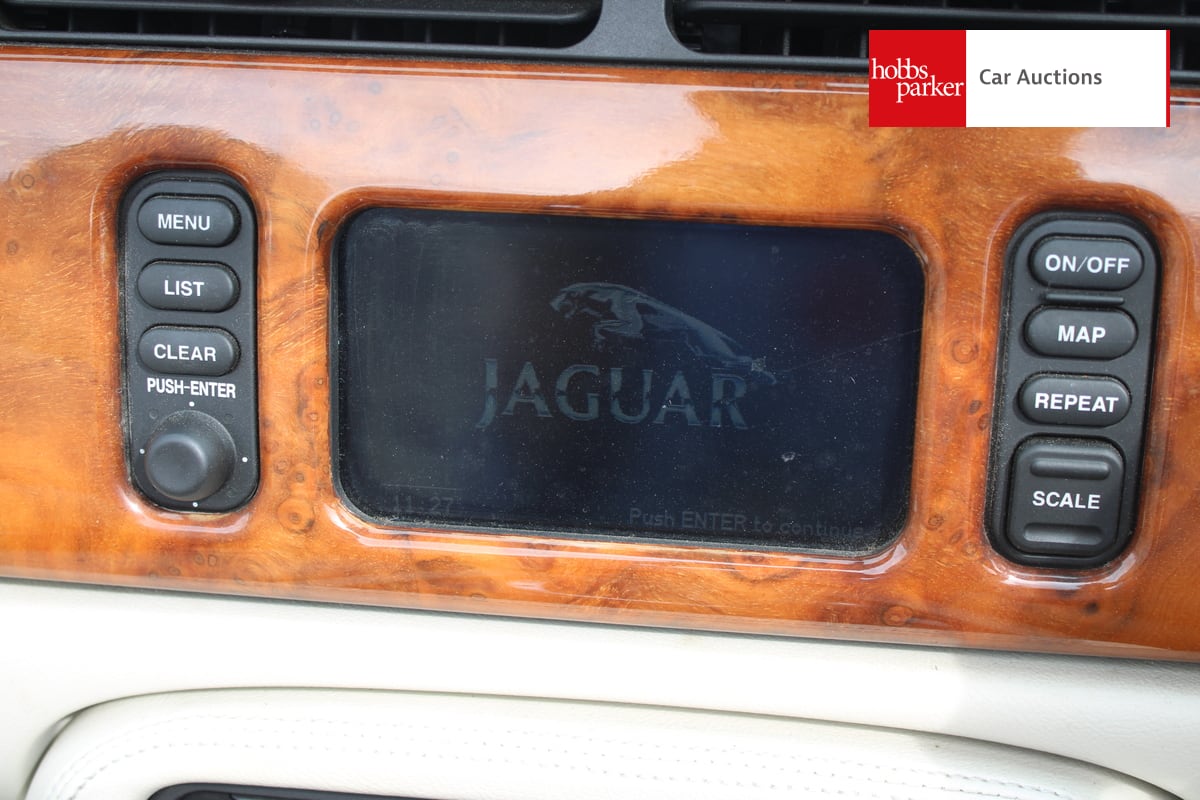 JAGUAR XKR CONVERTIBLE AUTO image 25